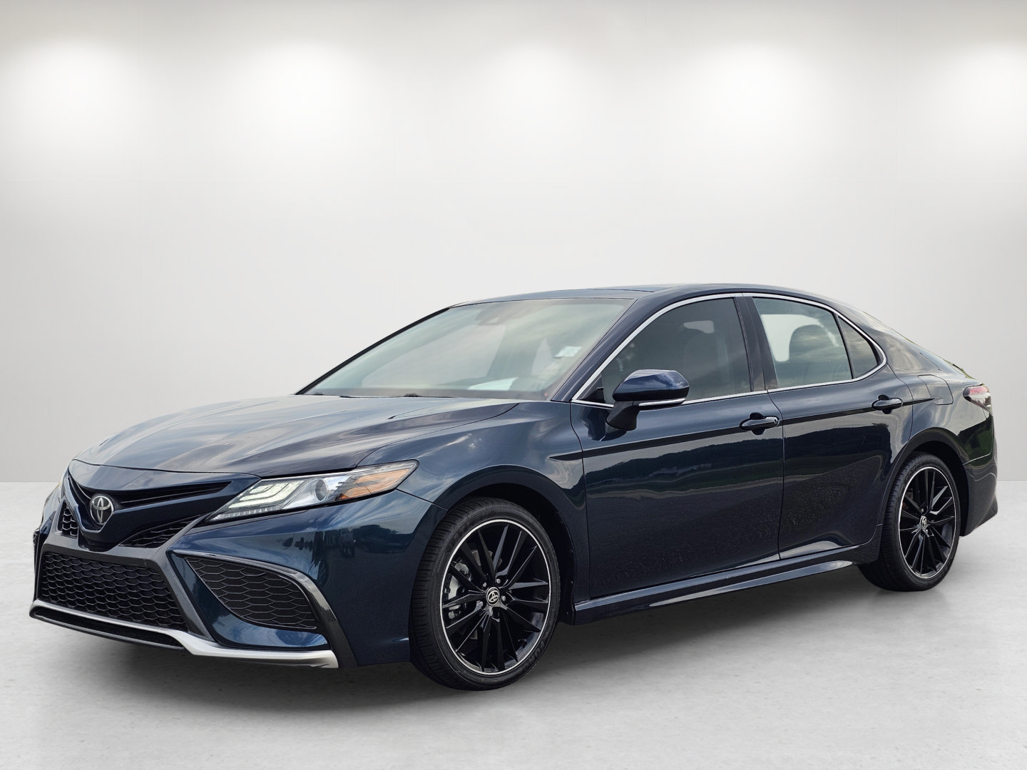 Used 2021 Toyota Camry XSE FWD image 1