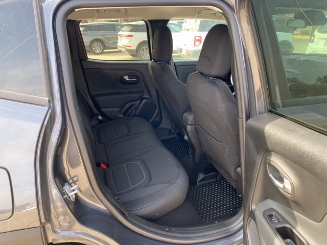 Used 2022 Jeep Renegade Latitude AWD/4WD image 8
