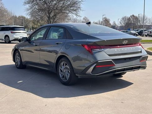 Used 2025 Hyundai Elantra Blue image 17