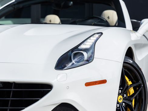 Used 2015 Ferrari California T RWD image 19