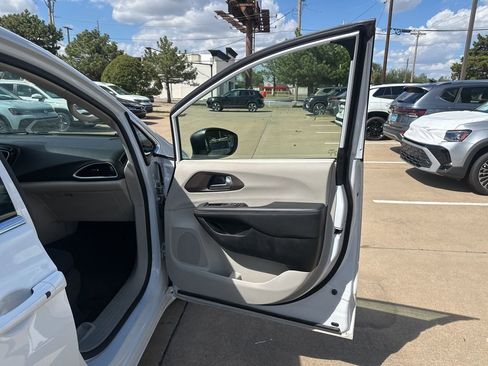 Used 2024 Chrysler Voyager LX image 14