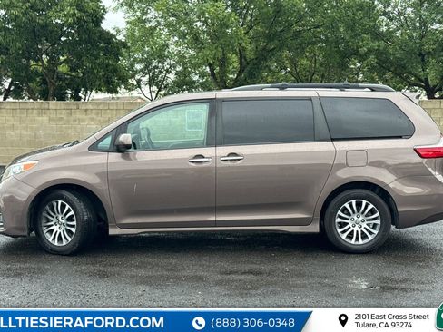 Used 2020 Toyota Sienna XLE w/ XLE Navigation Package FWD image 8