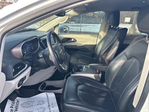 Used 2018 Chrysler Pacifica Touring-L Plus image 13