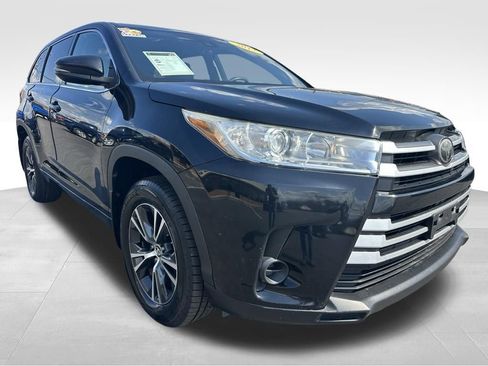 Used 2017 Toyota Highlander LE w/ Carpet Mat Package image 8