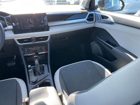 Certified 2025 Volkswagen Taos SE w/ Panoramic Sunroof Package image 9