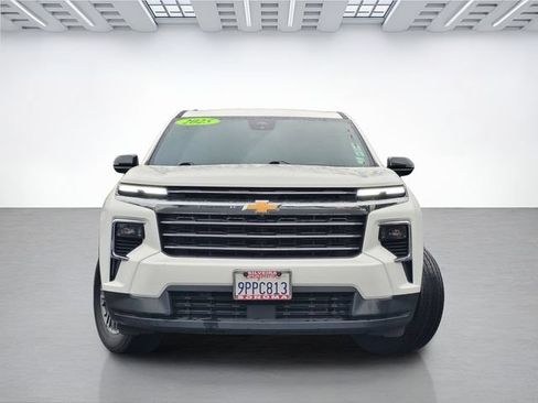 Used 2025 Chevrolet Traverse LT FWD image 2