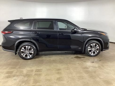 Used 2025 Toyota Highlander XLE AWD/4WD image 5