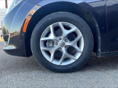 Used 2019 Chrysler Pacifica Touring Plus w/ Advanced Safetytec Group FWD image 5