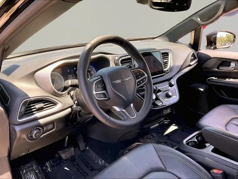 Used 2025 Chrysler Pacifica Select FWD image 12