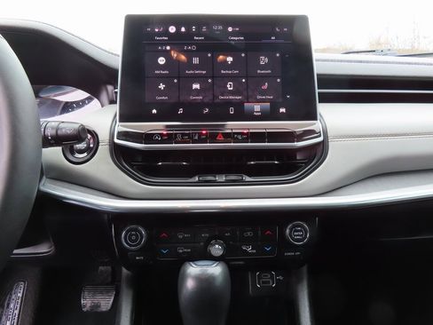 Certified 2023 Jeep Compass Limited image 17