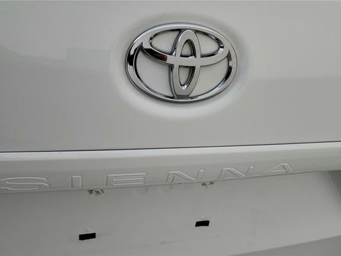 Used 2015 Toyota Sienna LE image 13