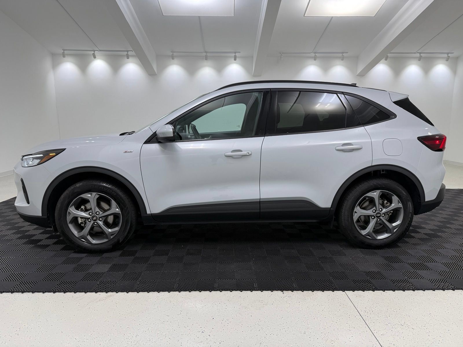 Used 2025 Ford Escape ST-Line Select AWD/4WD image 4