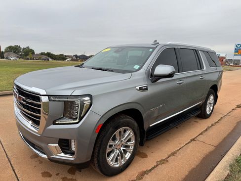 Used 2023 GMC Yukon XL SLT w/ SLT Luxury Package image 7