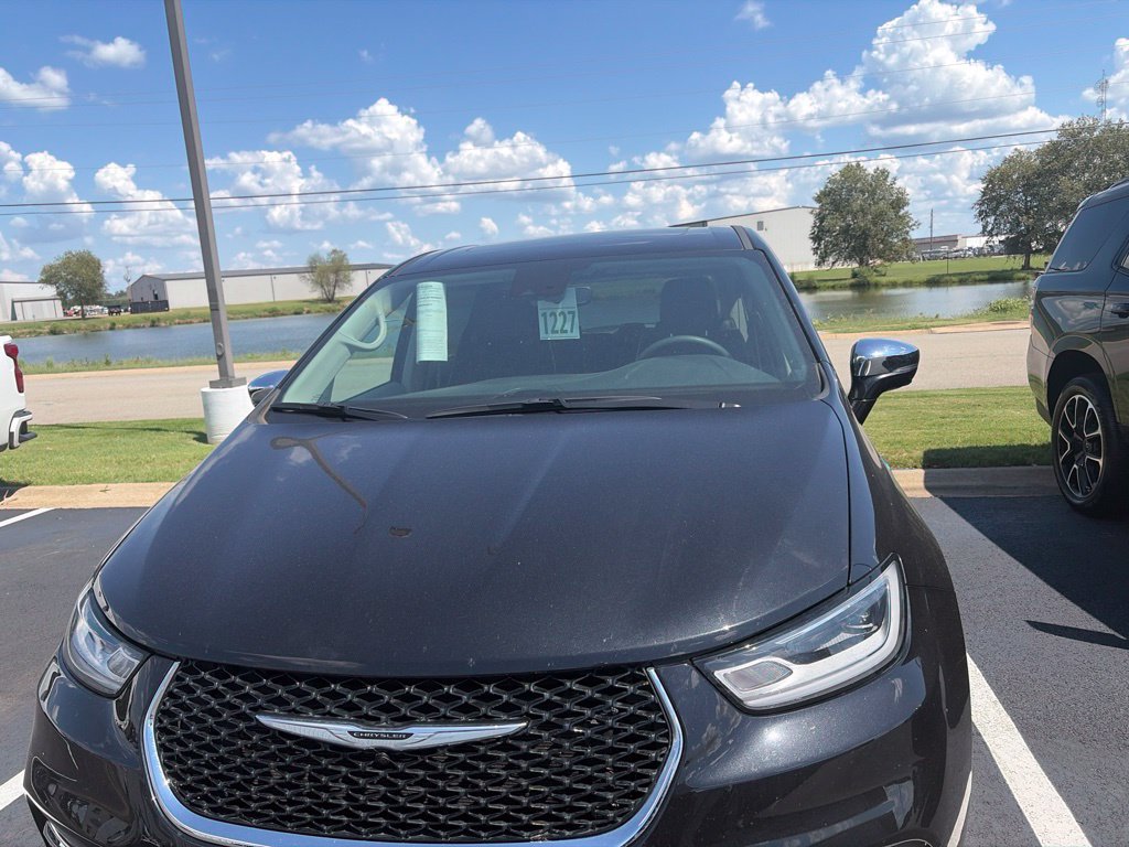 Used 2022 Chrysler Pacifica Limited FWD image 3