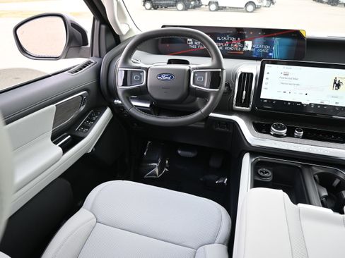 New 2026 Ford Expedition Platinum image 31