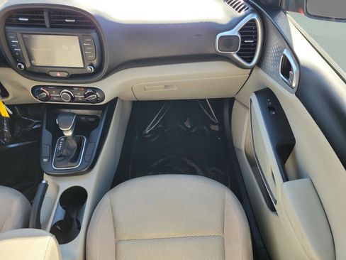 Used 2023 Kia Soul LX image 11