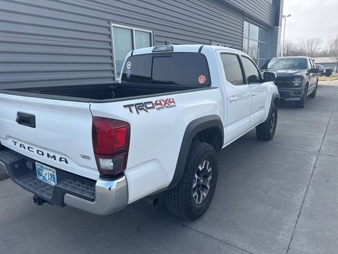 Used 2019 Toyota Tacoma TRD Off-Road image 2