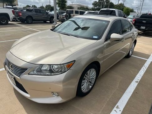 Used 2014 Lexus ES 350 w/ Luxury Package FWD image 2