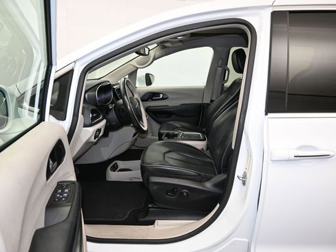Used 2020 Chrysler Pacifica Limited image 21