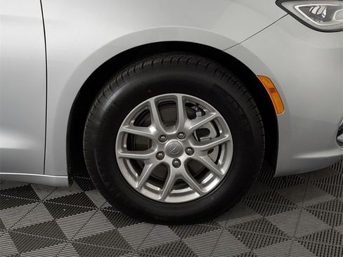 Used 2024 Chrysler Pacifica Touring-L image 6