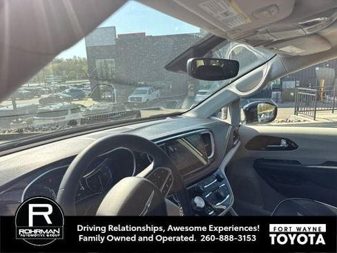 Used 2024 Chrysler Pacifica Limited image 9