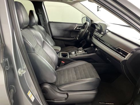 Used 2024 Mitsubishi Outlander SE image 46