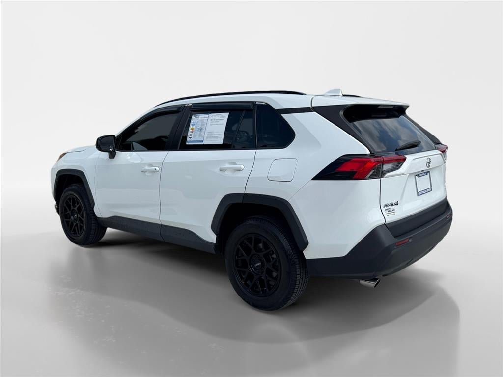 Used 2019 Toyota RAV4 LE AWD/4WD image 3