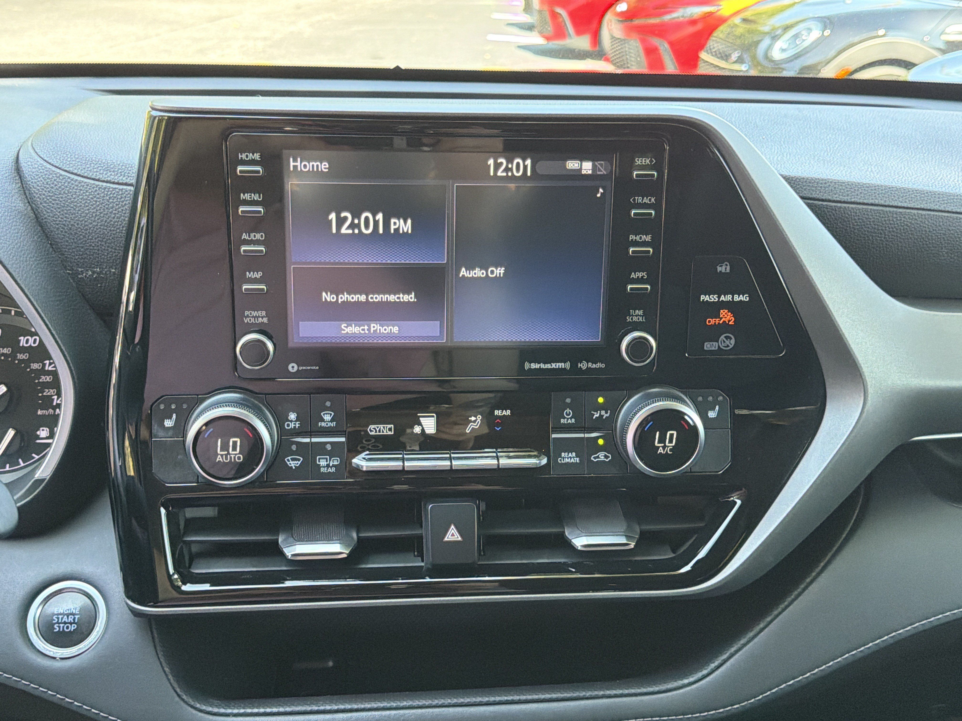 Used 2020 Toyota Highlander XLE FWD image 29