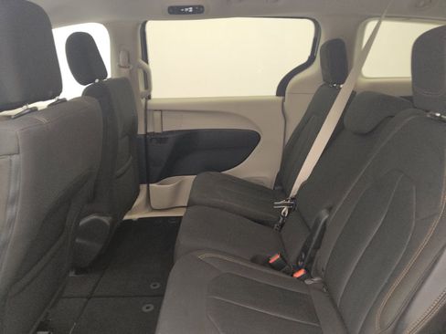 Used 2017 Chrysler Pacifica Touring FWD image 18