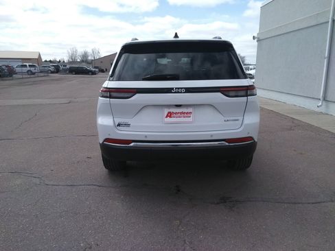 Used 2023 Jeep Grand Cherokee Laredo image 6