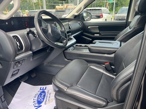 Used 2025 Ford Expedition Platinum AWD/4WD image 14