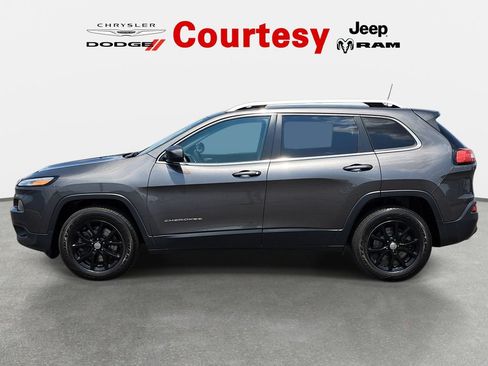 Used 2018 Jeep Cherokee Latitude Plus w/ Cold Weather Group AWD/4WD image 6