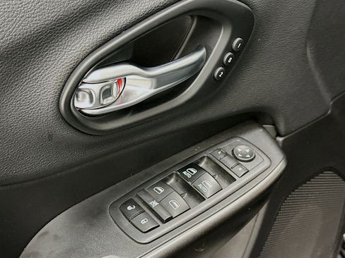 Used 2019 Jeep Cherokee Trailhawk image 15