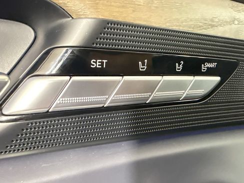 Used 2020 Genesis G90 3.3T Premium RWD image 27