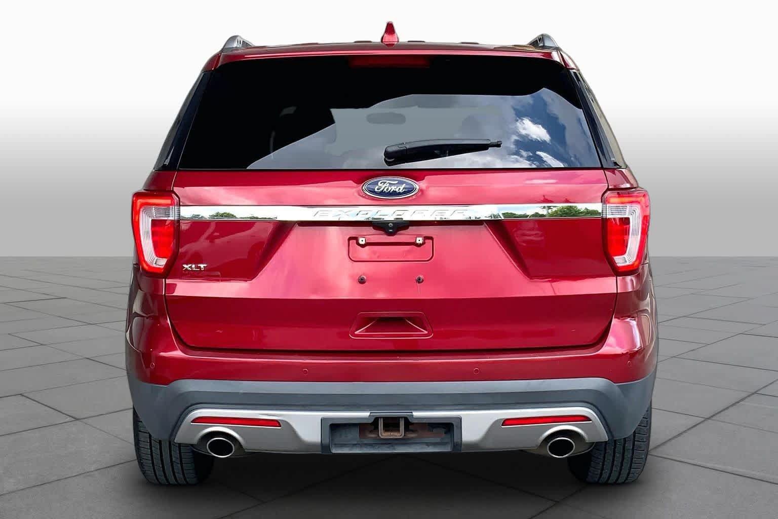 Used 2017 Ford Explorer XLT FWD image 4