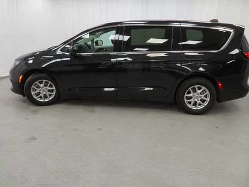 Used 2023 Chrysler Voyager LX image 15