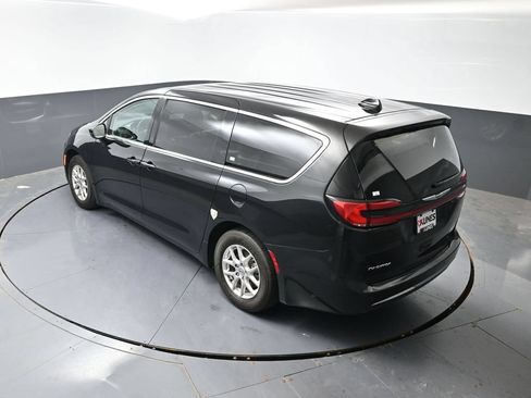 Used 2024 Chrysler Pacifica Touring-L FWD image 47