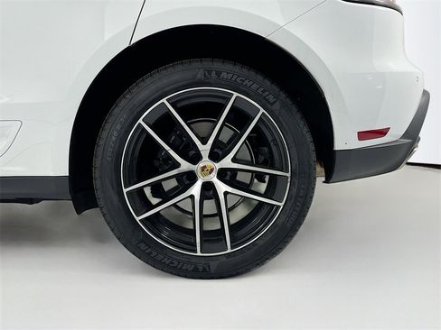 Certified 2025 Porsche Macan image 26