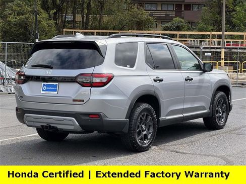 Used 2025 Honda Pilot TrailSport image 2