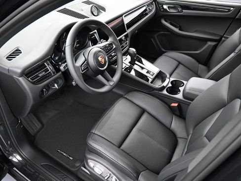 Certified 2025 Porsche Macan AWD/4WD image 4