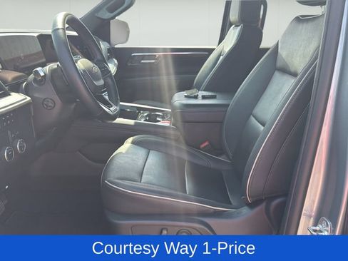 Used 2025 Chevrolet Suburban Premier RWD image 12