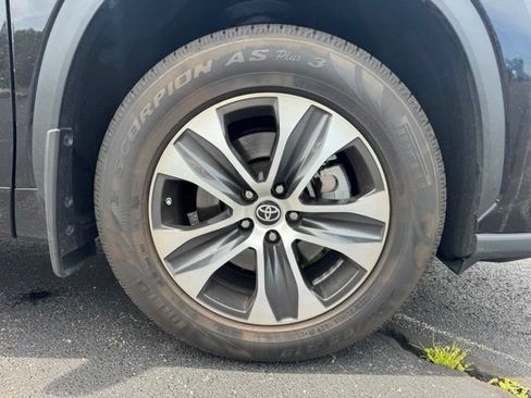 Used 2022 Toyota Highlander XLE AWD/4WD image 9
