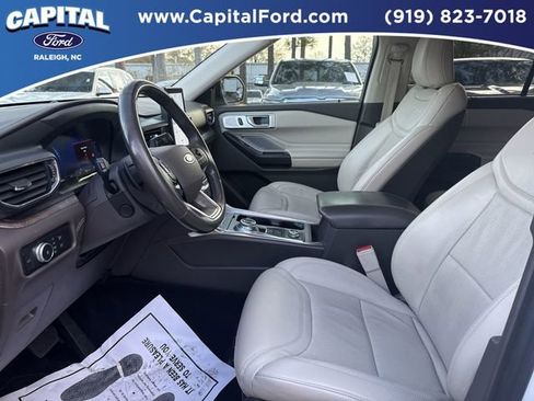 Used 2020 Ford Explorer Platinum w/ Premium Technology Package image 17