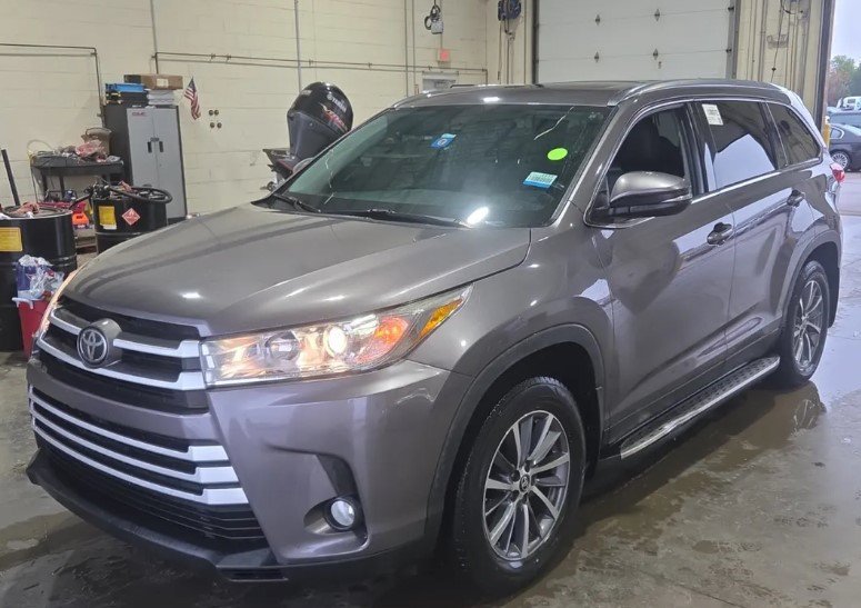 Used 2019 Toyota Highlander XLE AWD/4WD image 1