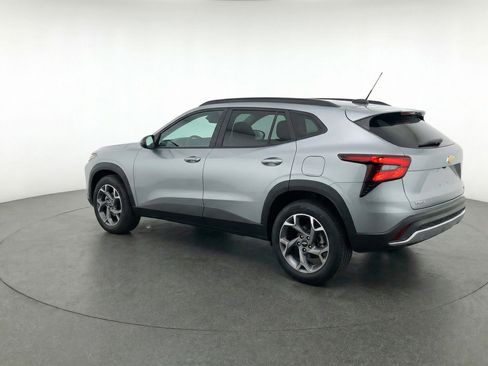 Used 2025 Chevrolet Trax LT FWD image 6