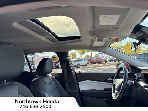Used 2024 Chevrolet Trax LT w/ Sunroof Package image 17