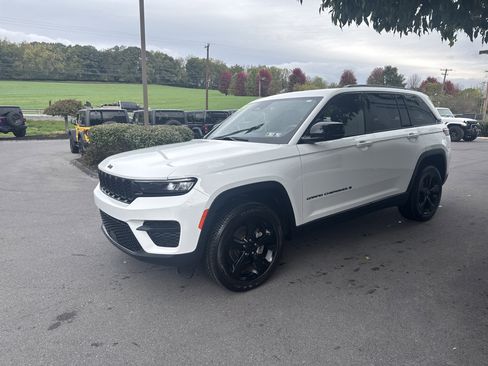 Used 2023 Jeep Grand Cherokee Altitude image 8