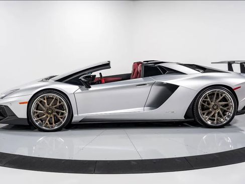 Used 2018 Lamborghini Aventador S image 2