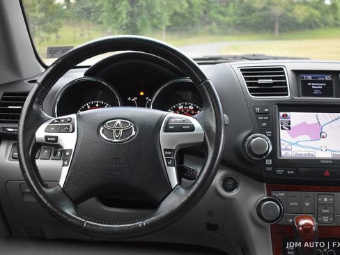 Used 2012 Toyota Highlander Limited w/ Tow Pkg AWD/4WD image 16