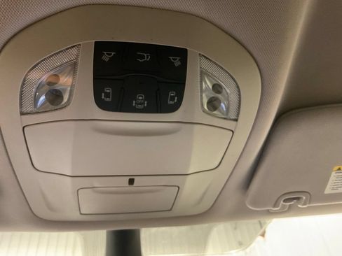 Used 2024 Chrysler Pacifica Touring-L FWD image 17